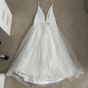 Barely worn white dress!!